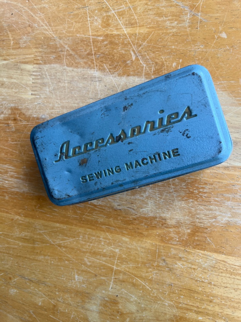 Vintage Silver Sewing Machine Accessories Tin Collectible - Picture 4 of 15